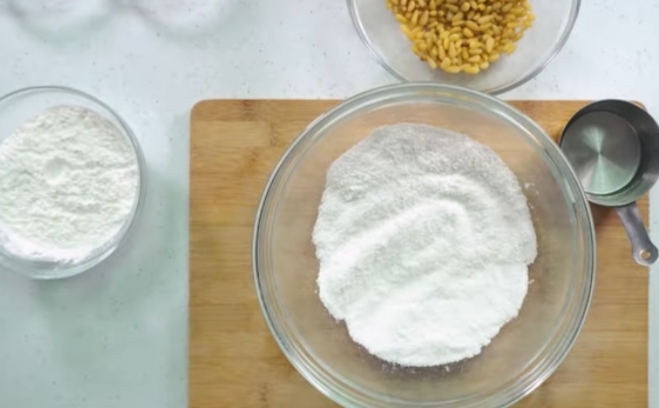 한국의 떡 종류 잣구리-익반죽 하기