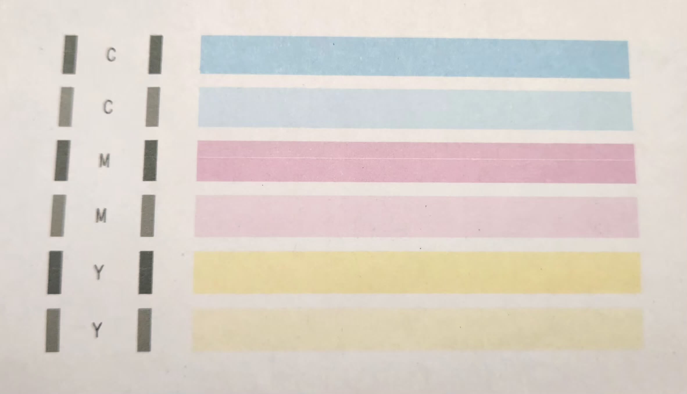 잉크 색상별로 구성된 프린터 노즐 점검용 테스트 출력물&amp;#44; 연속된 컬러 막대 형식