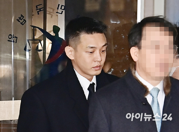마약류 관리에 관한 법률 위반(향정) 등 혐의로 기소된 배우 유아인(본명 엄홍식)이 지난 1월 22일 오전 서울 서초구 중앙지법에서 열린 공판을 마치고 법원을 나서고 있다. [사진=곽영래 기자]
