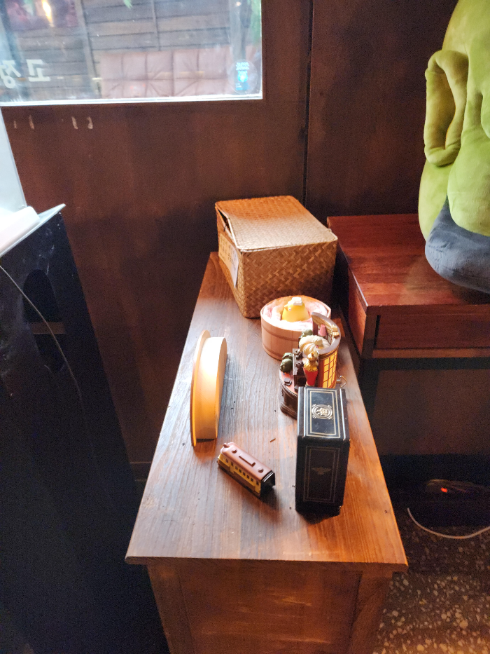 겐쇼심야라멘 매장 안 가구 위에 수상한박스가 놓여져 있다