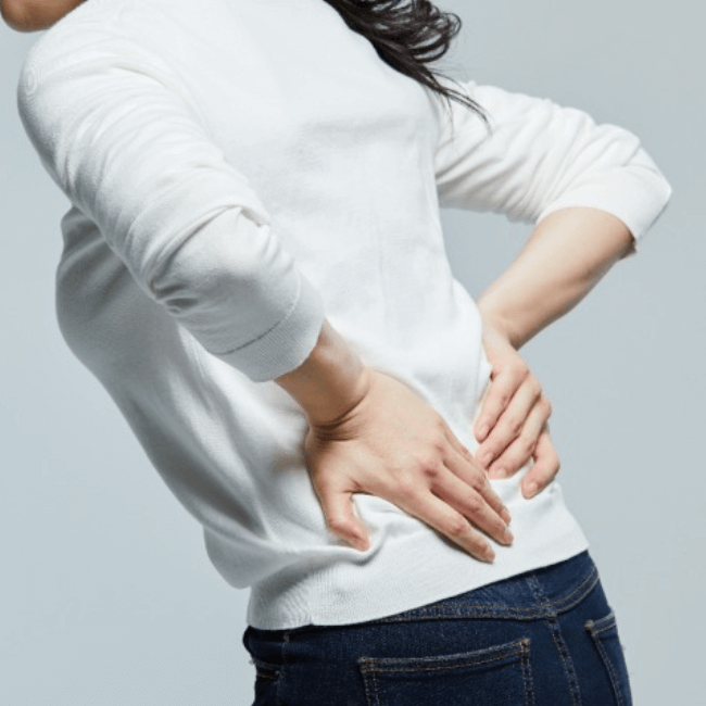 허리 통증으로 허리를 짚고 있는 여성의 모습