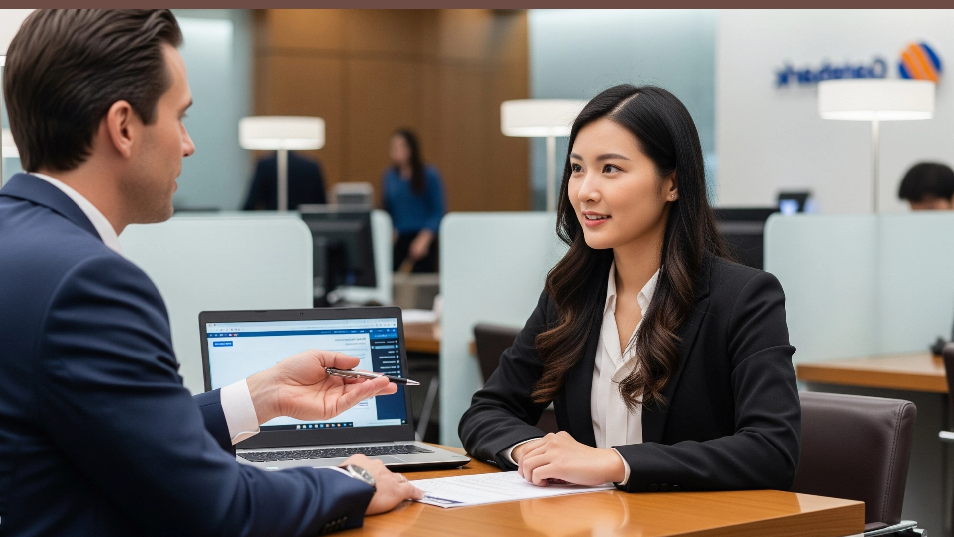 은행에서 상담 받는 사람