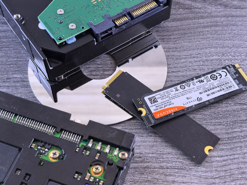데이터 저장 기술의 대조: NVMe SSD, HDD 및 CD.