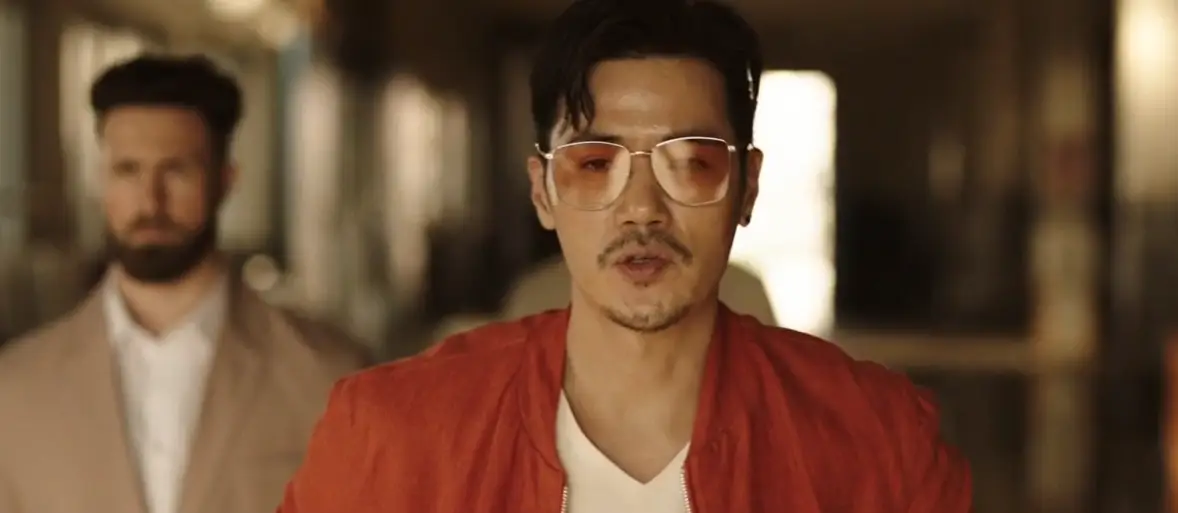 "미국 사설 조직 헤드원(Head One) 요원 폴(김강우)의 등장. 한국의 독자 기술을 강탈하려는 패권주의 빌런의 오만한 태도와 묘사"