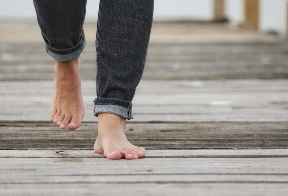 산책하는 발 사진