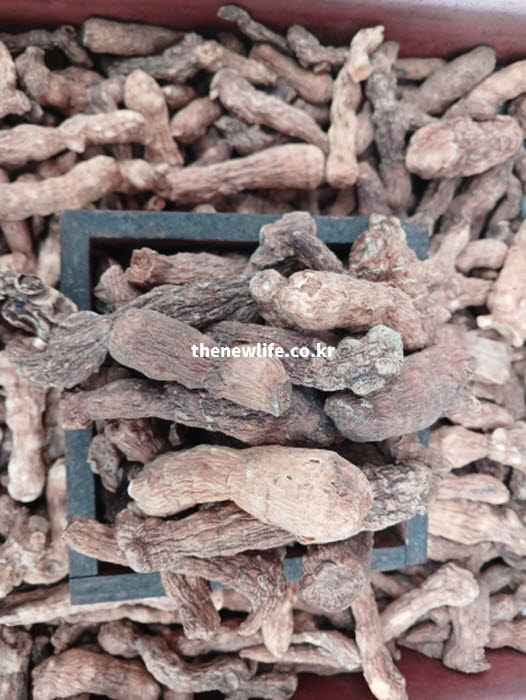 둥굴레 효능을 구성하는 풍부한 영양 가치를 시각적으로 설명하는 실사진