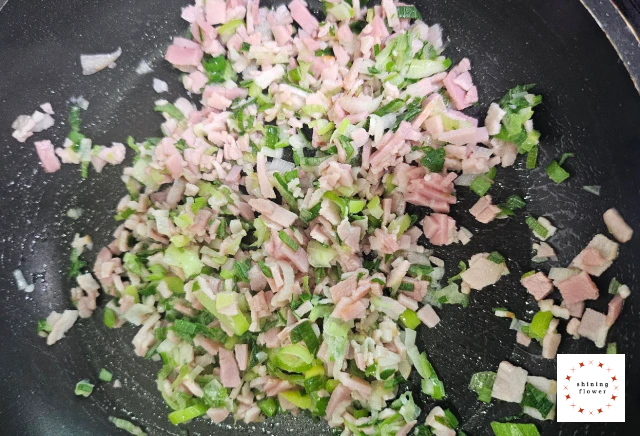 대파크림치즈베이글-베이컨과 대파 볶기