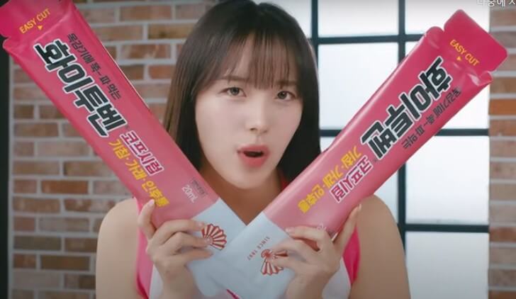 화이투벤-메인-모델이-커다란-화이투벤-시럽-두개를-들고-있습니다.