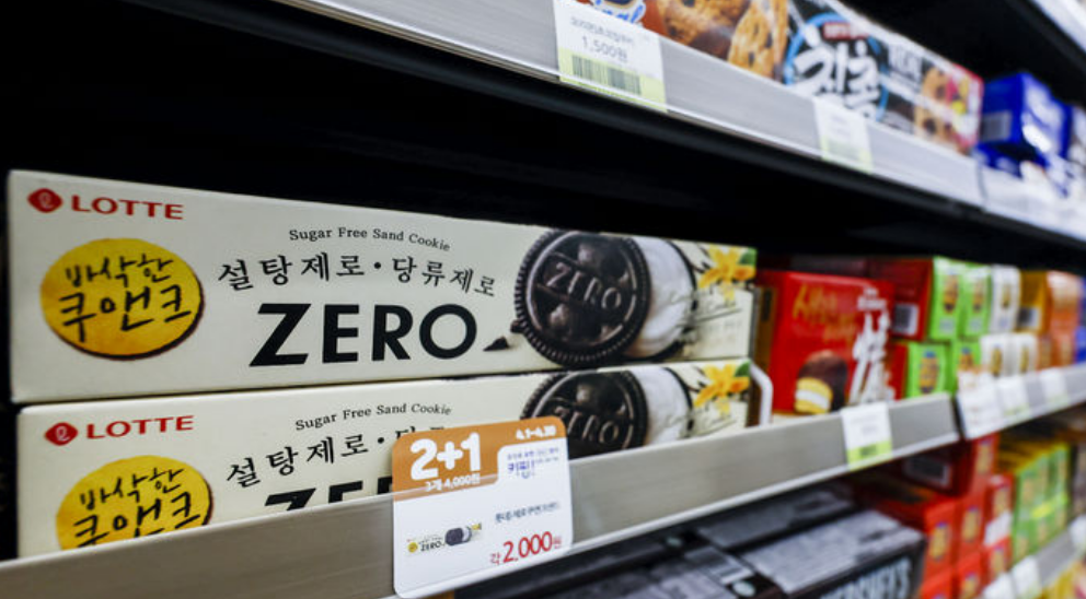 마트의 진열대, zero 상품 과자가 진열되어있다.