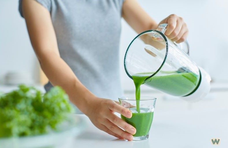 건강한 녹즙을 마시는 여성 - 중년 다이어트 디톡스 음료 추천 via Canva