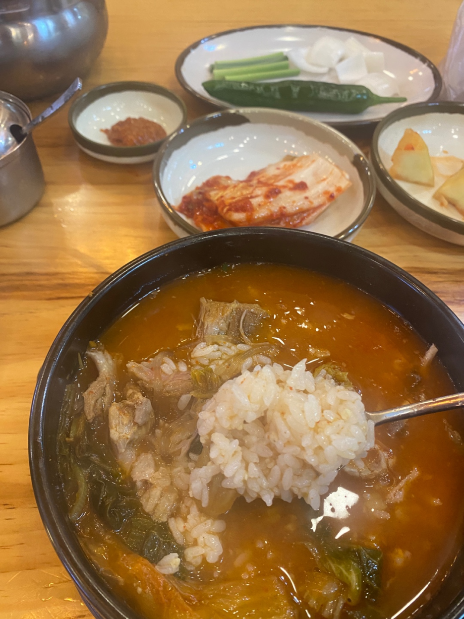 밥을 비빈 뼈해장국
