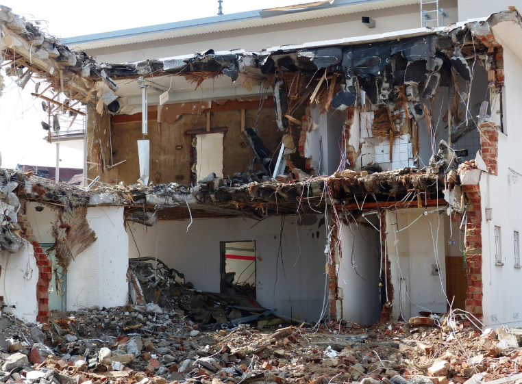 인테리어 철거 후 현장점검 (욕실벽체, 샤시실리콘, 바닥샌딩)