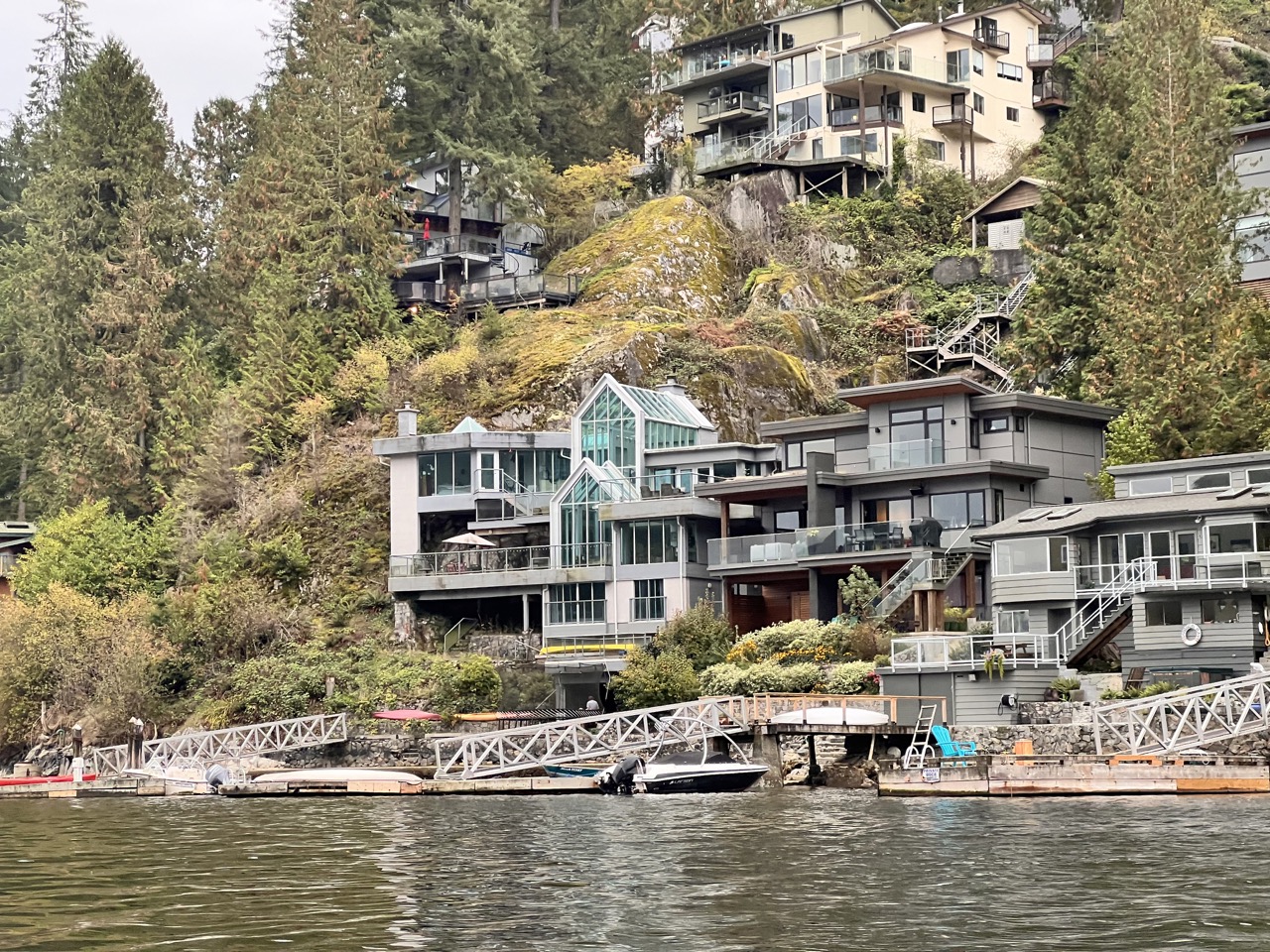 해안가 중심으로 여유로운 삶을 사는 사람들의 단독주택들이 즐비하다.