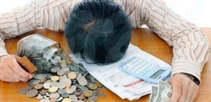 잔돈을 손에쥐고 엎드려있는 남성
