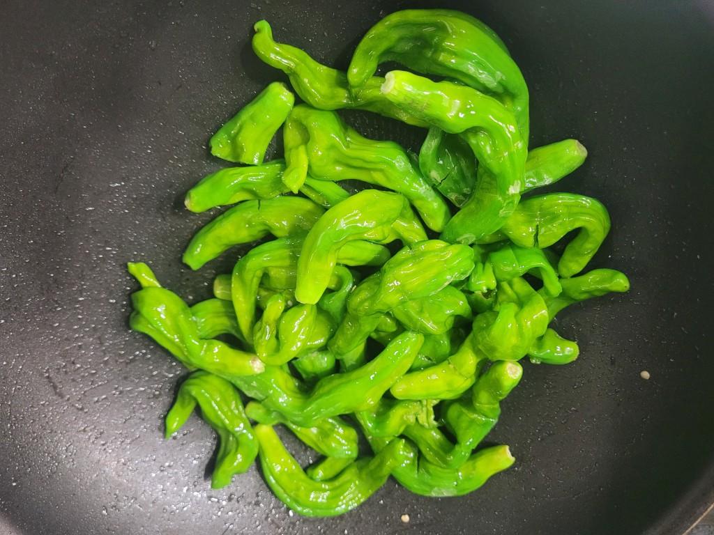 팬에 꽈리고추를 먼저 볶는 과정, 겉면이 살짝 익은 상태