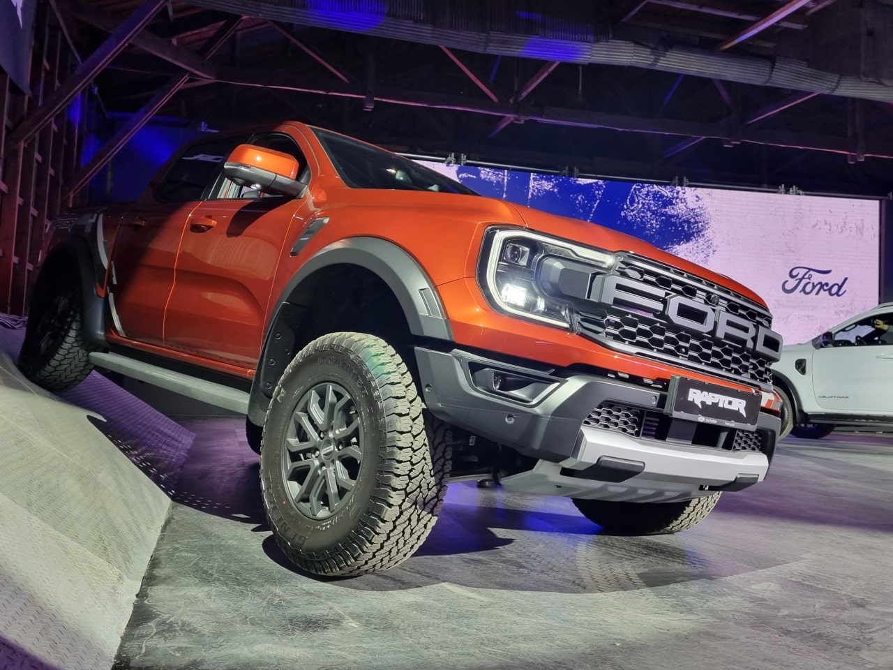 자동차 사진은 각도, 빛에 따라 이미지가 확 바뀝니다.