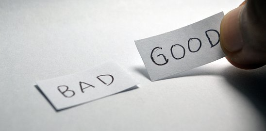 나쁜 결정을 떠올리면 후회를 하게 된다.