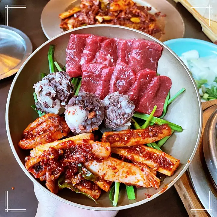 줄서는식당 50회 엄현경 유재석 단골 4가지맛 모듬 순대 수육 오징어 숯불구이 육회 송파구 잠실 방이동 순대국 맛집