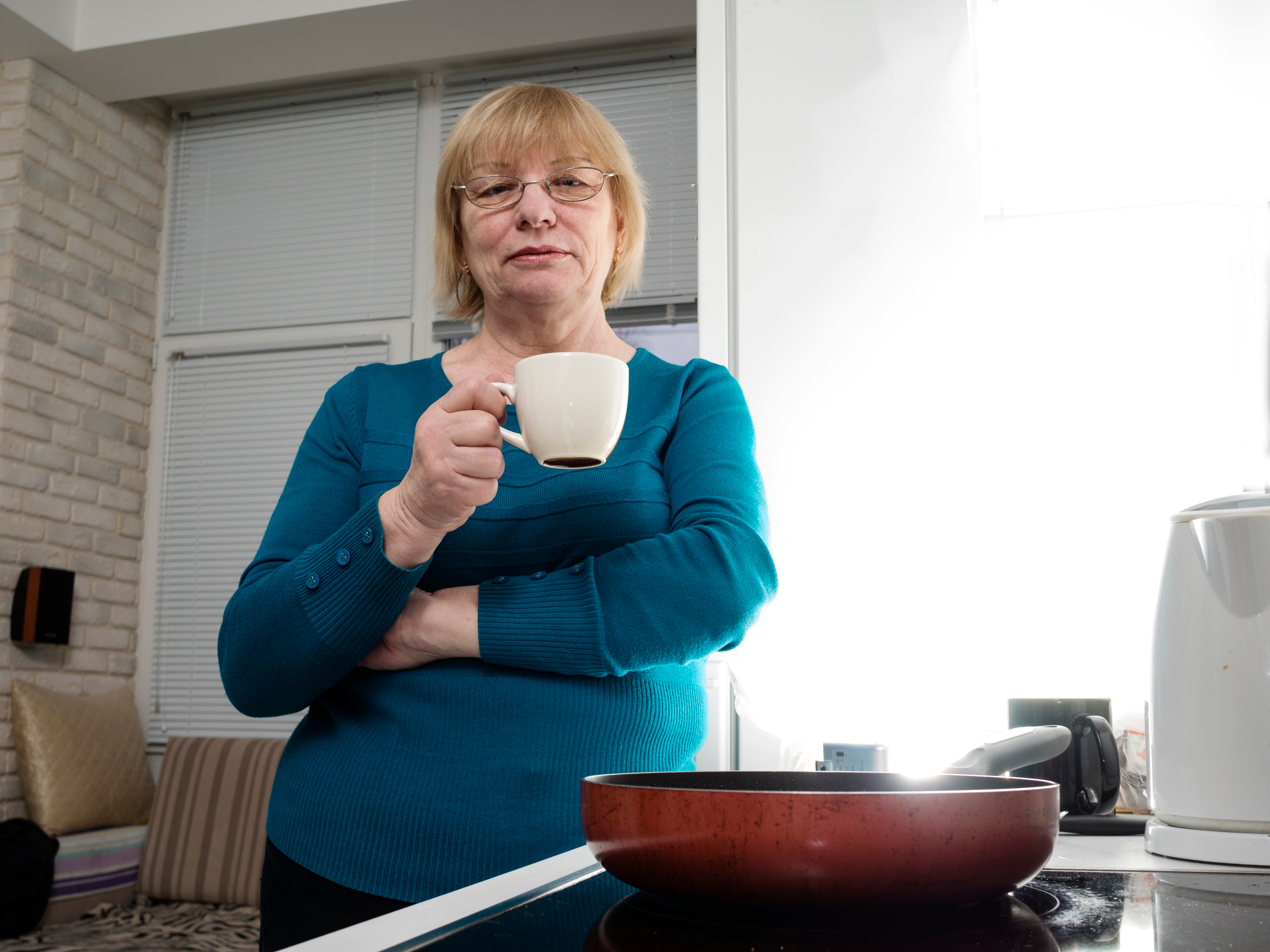 공복에 커피 한 잔을 들고 있는 중년 여성의 모습