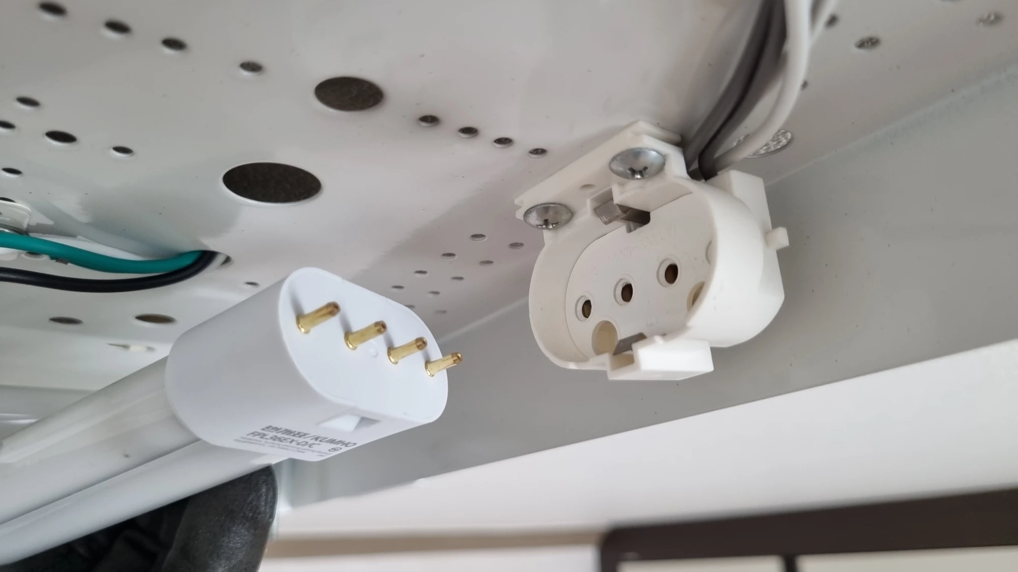 삼파장 램프 끼우는 방향