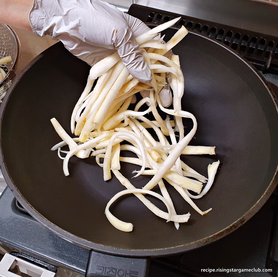 도라지나물에 들어갈 도라지를 볶기 위해서 팬에 잘 펴서 담아주는 사진