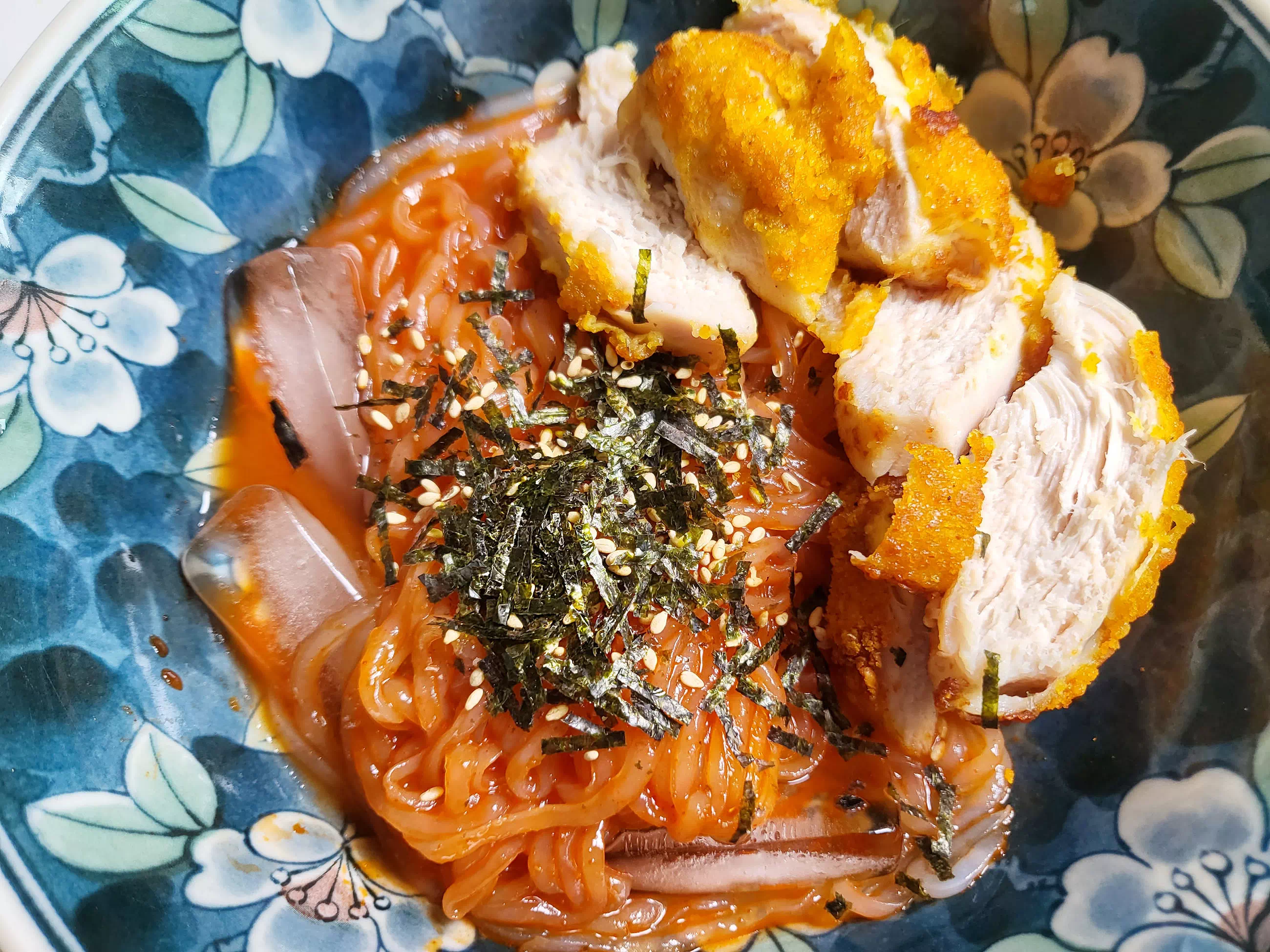 김가루가 뿌려진 곤약면