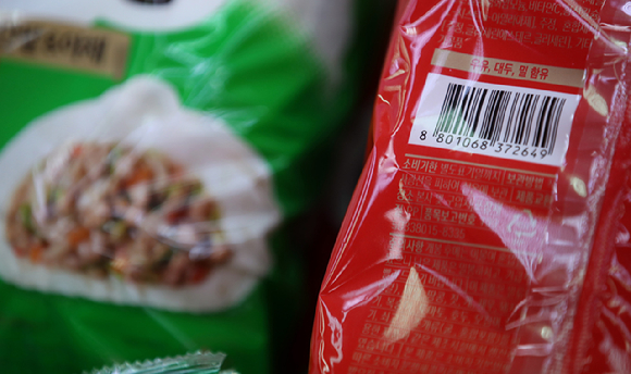 지난 1일 서울 시내 한 대형마트에서 판매되는 빵에 표기된 소비기한. [사진=뉴시스]