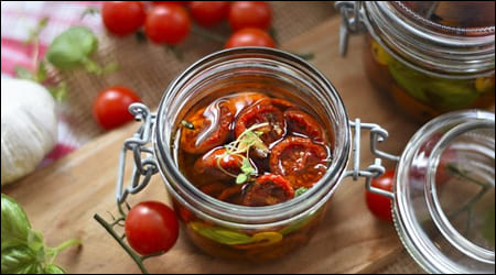 올리브 오일에 넣은 말린 토마토