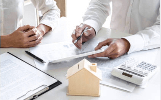 집 모형 앞에서 계산하는 사진