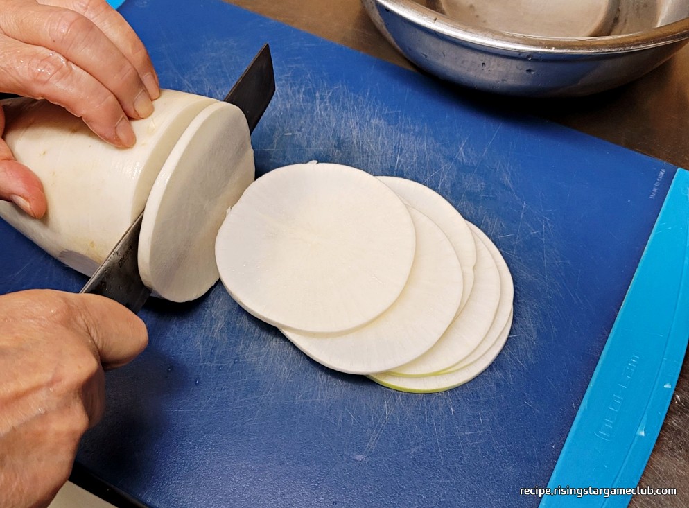 파래 무침에 들어갈 무를 동그랗게 편으로 써는 사진
