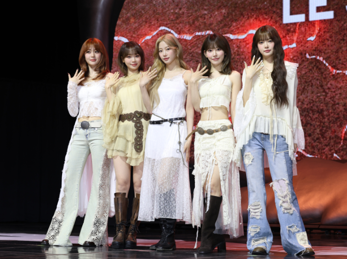 르세라핌매력관련 미니5집발매 기념쇼케이스 포즈