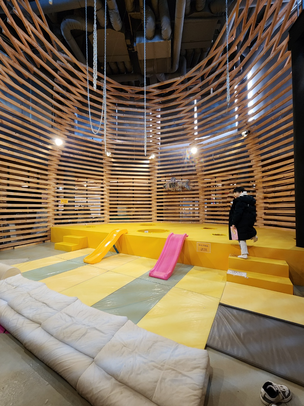 어린아이들이 놀 수 있는 공간 미끄럼틀과 구멍들이 있어요