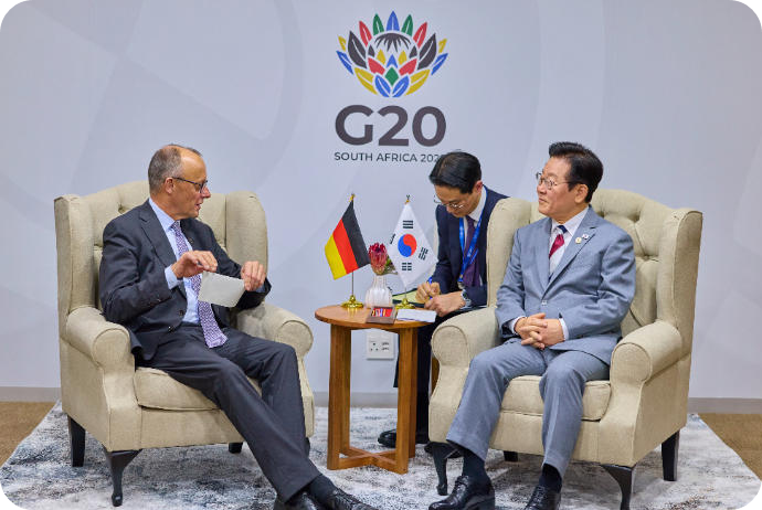 President Lee Jae-myung and French President Emmanuel Macron shake hands ahead of their bilateral summit at the Nasrec Expo Centre in Johannesburg, South Africa, on the 22nd (local time). [Photo = Yonhap News]