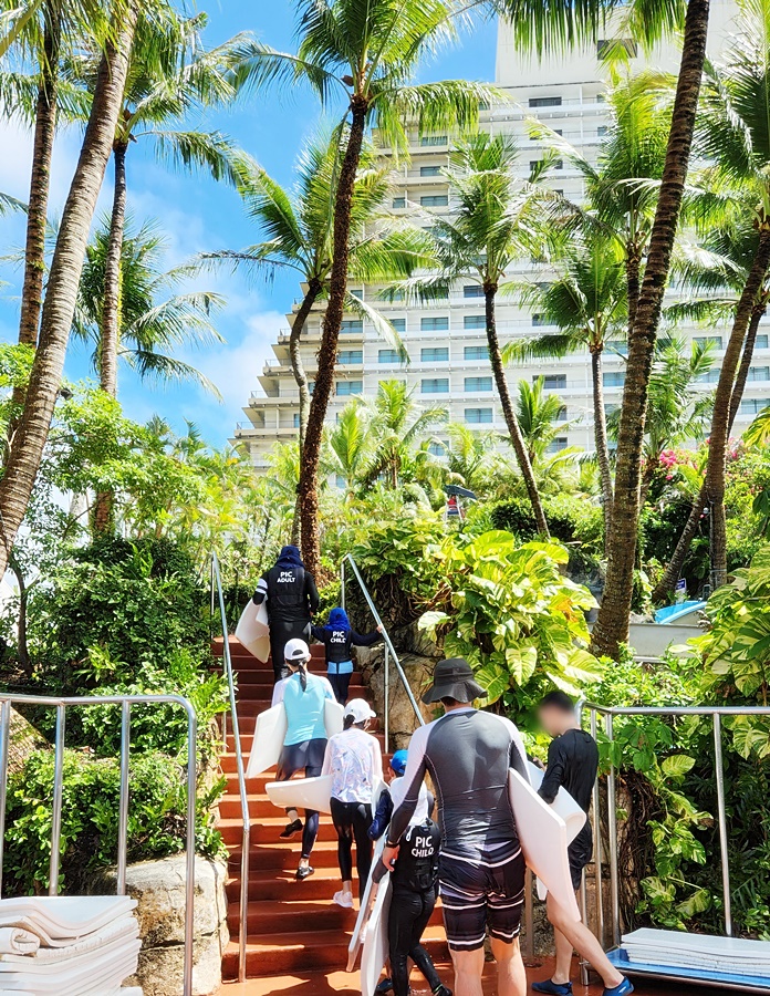 스펀지를 들고 워터슬라이드를 타러 올라가는 사람들