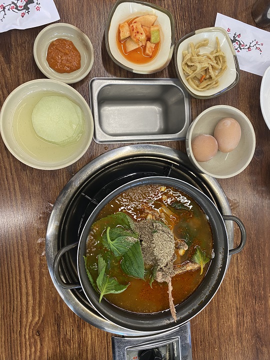 기본반찬과-오리뼈탕