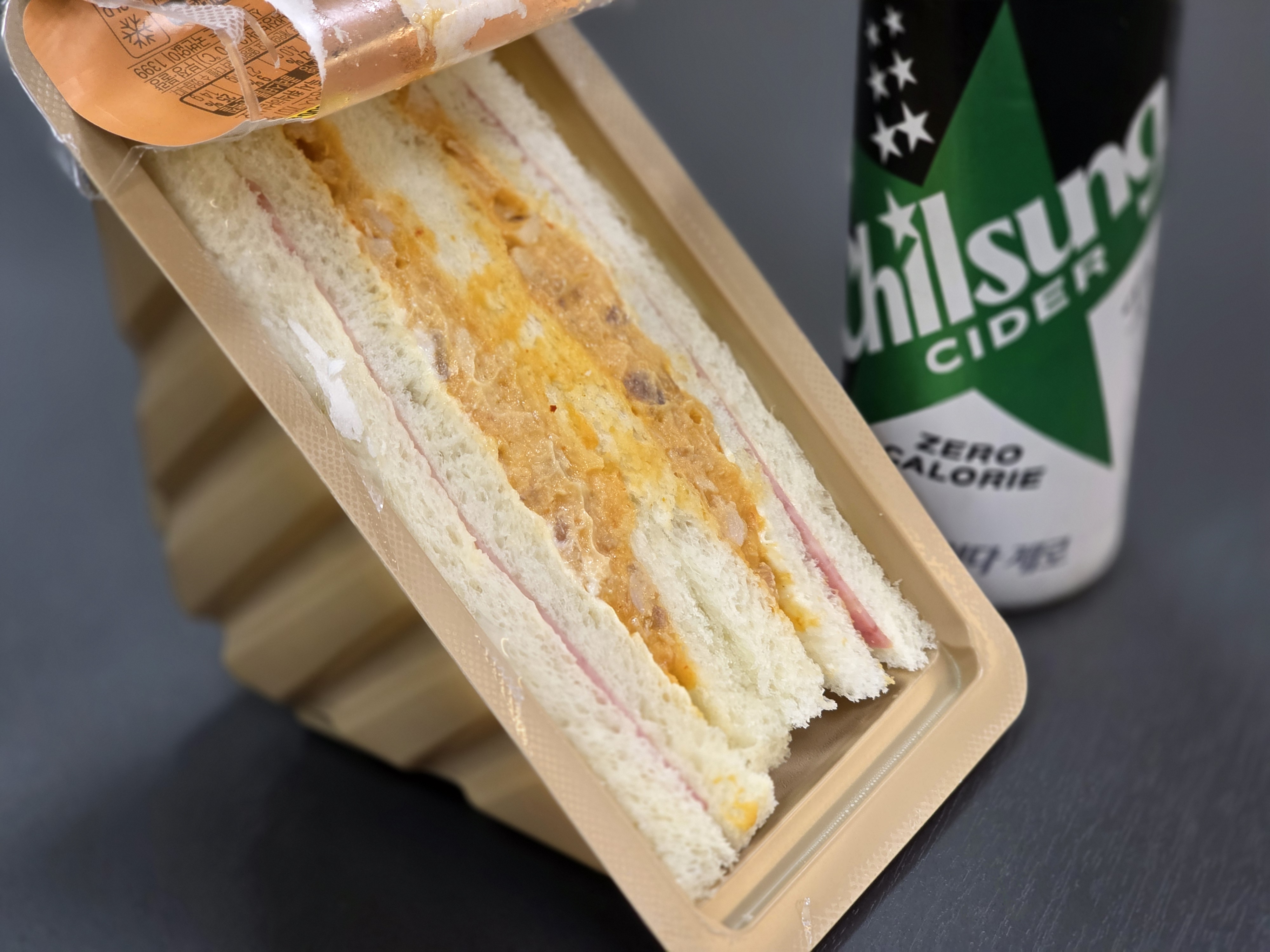 매콤함보다는 감칠맛 쪽이 더 또렷했던 상하이 베이컨 치킨 샌드