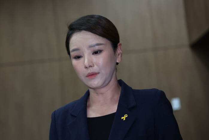 기자 회견 중인 강미정 전 대변인