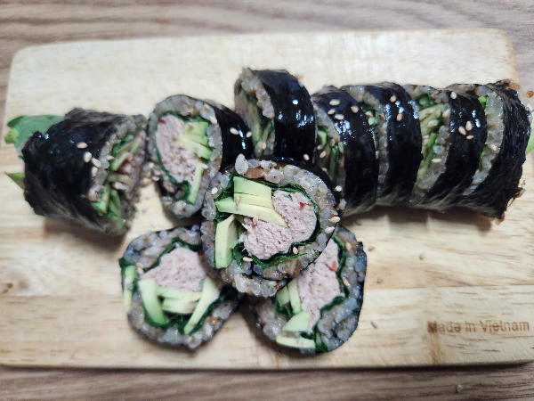 완성된 아보카도 참치 김밥
