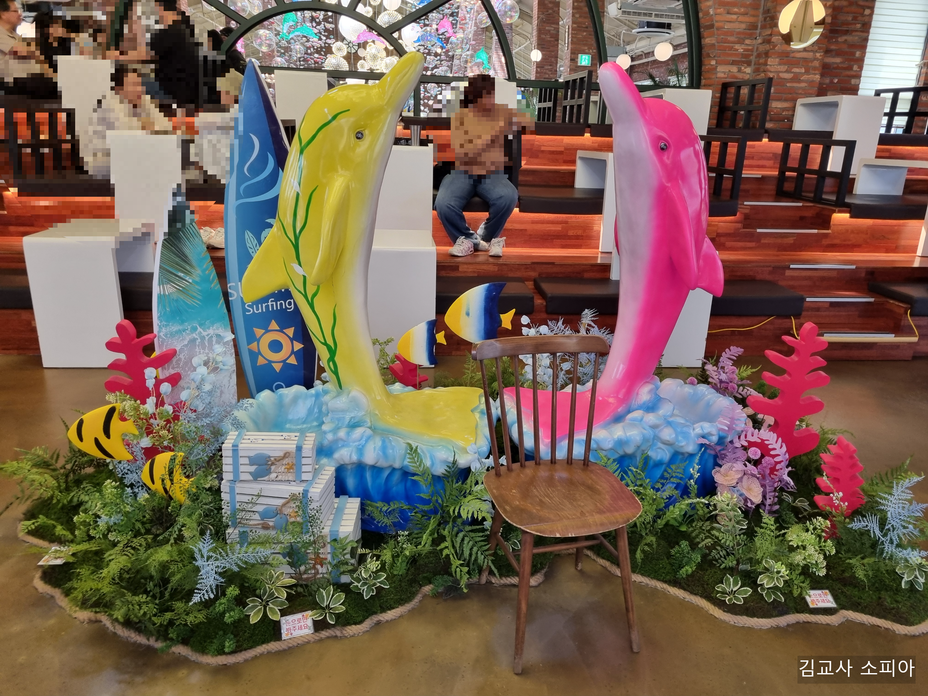 바다 테마 인테리어가 인상적인 일산포레스트아웃팅스|씨푸드피자 & 루꼴라피자 먹방
