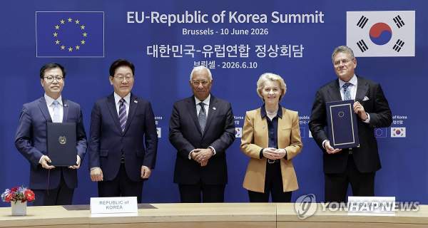 한-EU 디지털통상협정 체결…AI·안보 협력 확대|무엇이 달라지나?
한국과 유럽연합(EU)이 디지털통상협정(DTA)을 체결하고 인공지능(AI), 양자기술, 안보 분야 협력을 대폭 확대하기로 했습니다. 특히 이번 정상회담에서는 비밀정보보호협정 협상 개시와 함께 북한·러시아 군사협력에 대한 공동 규탄 메시지도 담겨 국제사회의 주목을 받고 있는데요.
이번 글에서는 한-EU 정상회담의 주요 성과와 향후 기대 효과를 정리해보겠습니다.
한-EU 디지털통상협정 공식 체결
이재명 대통령은 10일(현지시간) 벨기에 브뤼셀에서 안토니우 코스타 EU 정상회의 상임의장과 우르줄라 폰 데어 라이엔 EU 집행위원장을 만나 정상회담을 가졌습니다.
이날 가장 큰 성과 중 하나는 바로 한-EU 디지털통상협정(DTA) 체결입니다.
이 대통령은 공동 언론발표에서 "EU는 중국과 미국에 이어 우리나라의 제3위 교역 대상이며, 제1위 투자 파트너"라며 협정 체결의 의미를 강조했습니다.
디지털통상협정(DTA)이란?
디지털통상협정은 디지털 경제 시대에 맞춰 국가 간 전자상거래 규범을 정하는 협정입니다.
주요 내용은 다음과 같습니다.
데이터의 자유로운 이동
전자서명 및 전자인증 상호 인정
종이 없는 무역 활성화
디지털 무역 규범 마련
기업의 업무 효율성 증대
이번 협정을 통해 한국 기업들은 EU 시장에서 보다 안정적인 데이터 기반 비즈니스 환경을 구축할 수 있을 것으로 기대됩니다.
AI·양자기술 협력도 확대
한국과 EU는 미래 산업 분야 협력 강화에도 뜻을 모았습니다.
양측은 특히 다음 분야에서 협력을 확대하기로 했습니다.
인공지능(AI) 공동 연구
양자기술 연구 협력
연구자 교류 확대
첨단기술 개발 협력
탄소중립 및 에너지 전환 기술 공유
글로벌 기술 패권 경쟁이 치열해지는 가운데, 이번 협력은 한국의 첨단 산업 경쟁력 강화에도 긍정적인 영향을 미칠 것으로 보입니다.
비밀정보보호협정 협상 개시
이번 정상회담에서는 비밀정보보호협정(Security of Information Agreement) 협상 개시도 발표됐습니다.
이 대통령은,
"비밀정보보호협정이 조속히 체결돼 민감 정보를 안전하게 공유하고 산업 및 연구 협력이 활발히 진행되길 기대한다"
고 밝혔습니다.
협정이 체결될 경우 한국과 EU는 안보와 방위 산업 분야에서도 보다 긴밀한 협력이 가능해질 전망입니다.
러시아·북한 군사협력 공동 규탄
양측은 공동성명을 통해 국제 안보 현안에 대해서도 공동 입장을 내놨습니다.
특히,
러시아의 우크라이나 침공 지속
북한의 러시아 지원
북러 군사협력
등에 대해 강한 우려를 표명했습니다.
공동성명에는
"러시아와 북한 간 불법적인 군사협력을 강력히 규탄한다"
는 내용이 포함됐습니다.
또한 북한의 핵·탄도미사일 프로그램에 대한 우려와 함께 국제원자력기구(IAEA) 안전조치 준수를 촉구했습니다.
공급망·무역 협력도 강화
경제 분야에서도 협력 확대가 예고됐습니다.
한국과 EU는 다음 분야에서 긴밀히 협력하기로 했습니다.
무역 및 투자 확대
공급망 안정화
디지털 산업 협력
첨단기술 공동 대응
에너지 협력 강화
또한 EU의 탄소국경조정제도(CBAM)와 철강 과잉생산 문제 등 주요 통상 현안에 대해서도 지속적인 협의를 이어가기로 했습니다.
초국가범죄 대응 협력도 강화
이번 회담에서는 승객 예약자료(PNR) 전송 협정도 타결됐습니다.
이를 통해 한국 세관 및 수사당국은 EU 국적 항공사의 승객 예약 정보를 보다 효율적으로 활용할 수 있게 됩니다.
기대되는 효과는 다음과 같습니다.
테러 예방 강화
국제 마약 범죄 대응
초국가 조직범죄 수사 지원
국경 보안 강화
마무리
이번 한-EU 정상회담은 단순한 외교 행사를 넘어 디지털 경제와 안보 협력의 새로운 전환점이 될 것으로 평가받고 있습니다.
특히 디지털통상협정 체결을 통해 기업들의 글로벌 비즈니스 환경 개선이 기대되며, AI와 양자기술 공동 연구는 미래 산업 경쟁력 확보에도 중요한 역할을 할 전망입니다.
또한 비밀정보보호협정과 북러 군사협력 공동 대응 등 안보 분야 협력 역시 더욱 강화될 것으로 보입니다.
SEO 키워드
한-EU 디지털통상협정, 디지털통상협정 DTA, 이재명 EU 정상회담, 한-EU 정상회담, AI 협력, 양자기술 협력, 비밀정보보호협정, 북러 군사협력, EU 무역 협력, 디지털 경제