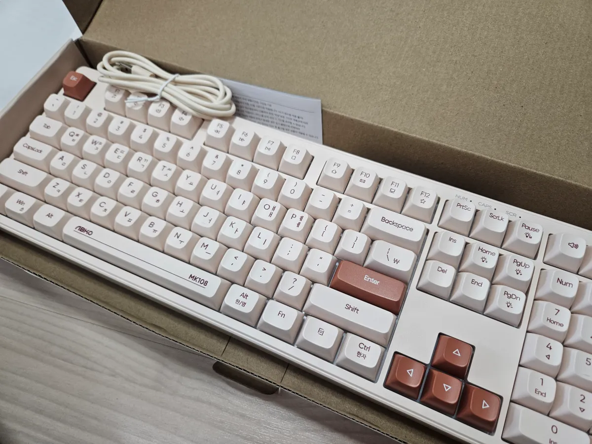 박스에-담겨져-있는-오트밀-색상의-키보드