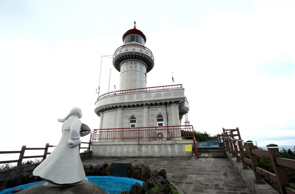 우도봉 정상 부근에 위치한 우도등대 전경 사진.