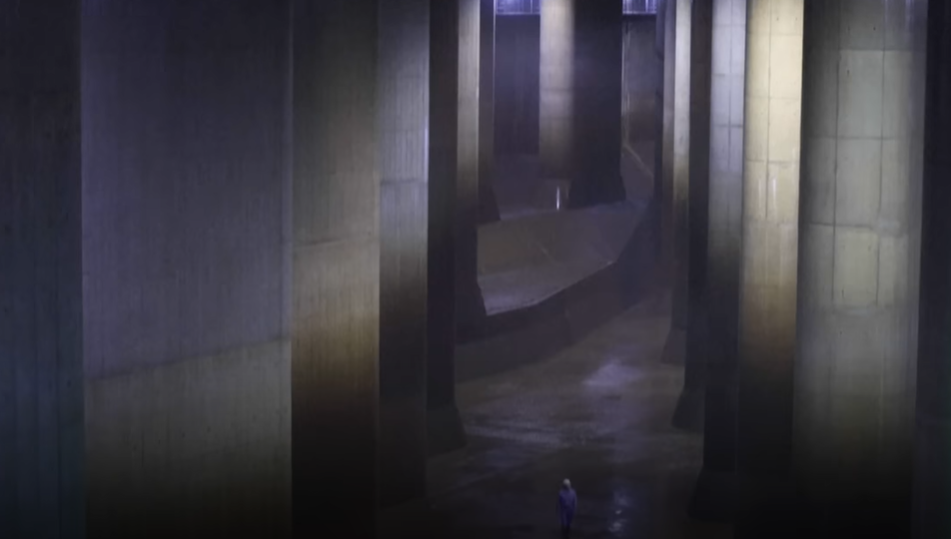 일본의 거대 지하 물탱크 저장고를 걷고 있는 한 남성