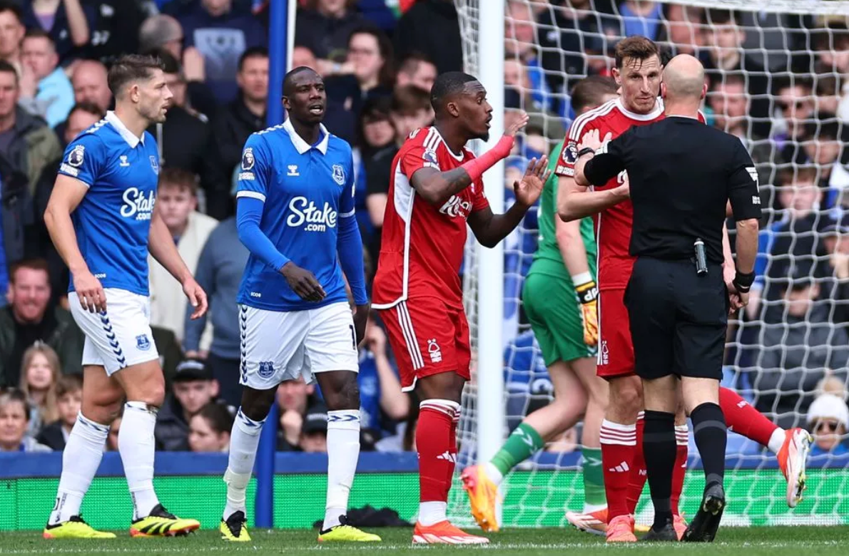에버튼과의 경기에서 심판에 항의하는 노팅엄 포레스트 선수들