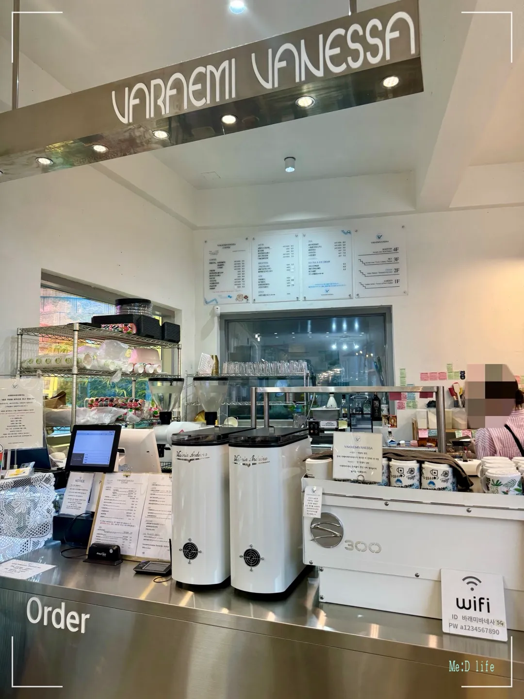 바래미바네사-삼랑진-대형카페-자연풍경-대형풀-베이커리-밀양-카운터-와이파이