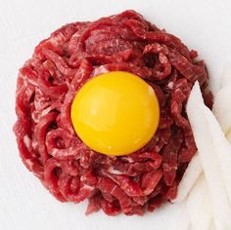 계란-노른자가-가운데있는-안우-육회