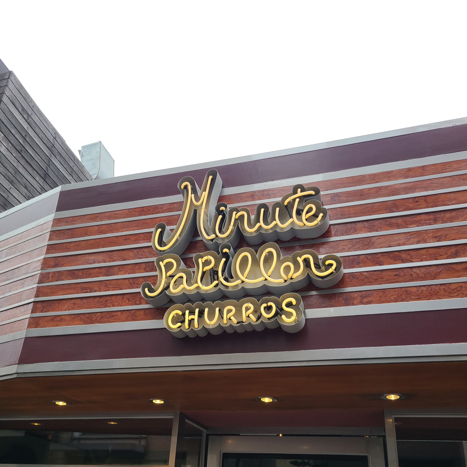 미뉴트 빠삐용 간판