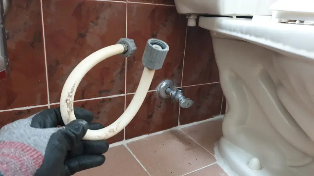 분리한 변기 물탱크 호스 모습