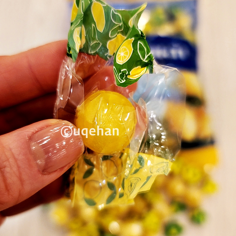 노브랜드 레몬캔디를 손으로 들고 있고, 포장을 뜯으니 속안에 투명비닐로 한번더 감사져 있다.