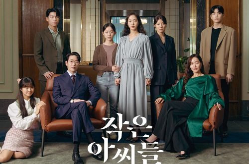 가운데 세 자매를 주변으로 가족들과 함께 있는 사진